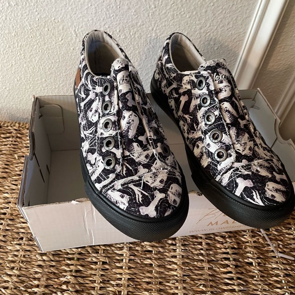 Blowfish Malibu Kids Dinosaur Print Bones Black and White Kids Loafers 1 NWT - Picture 2 of 14